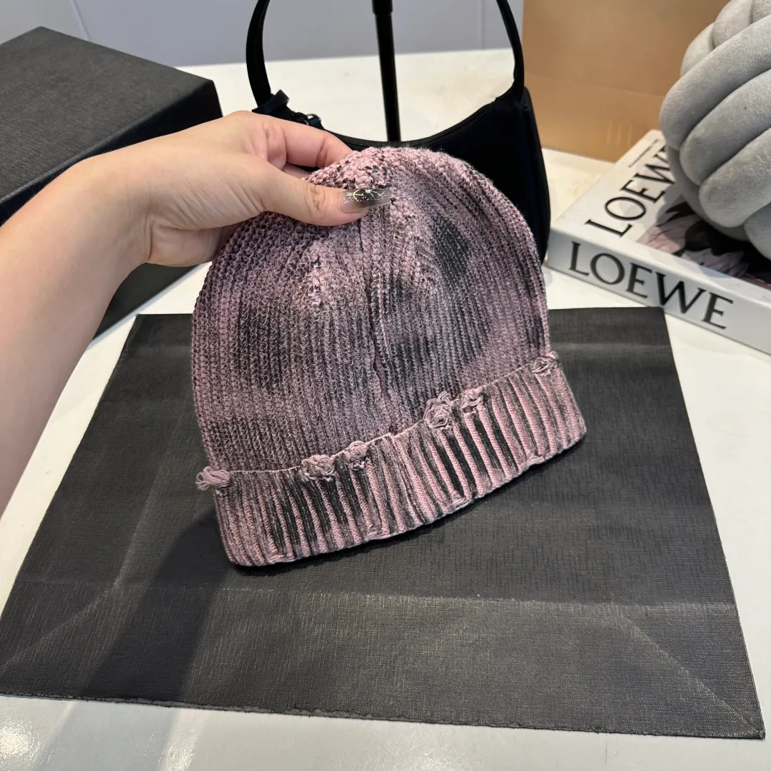P60 Crow Heart Autumn and Winter Wool Knitted Beanie This must be the favorite of minimalism. It is clean, neat, fashionable and versatile, and will definitely not be picky about your face shape! A fashionable classic that lasts forever! Fashionable black and white can be purchased together